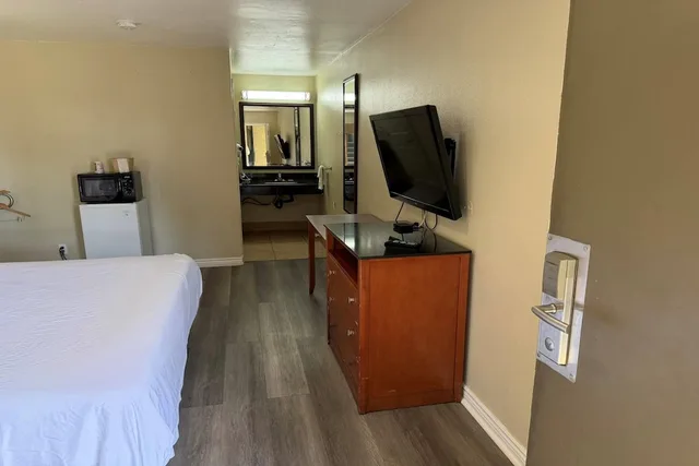 غرفة بسرير كينج لذوي الإعاقة، Travelodge by Wyndham Hemet CA 4/6