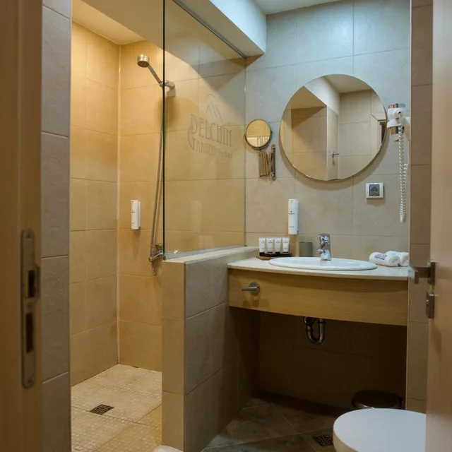 غرفة بسرير مزدوج أو سريرين منفصلين بشرفة، Spa Hotel Belchin Garden 7/10
