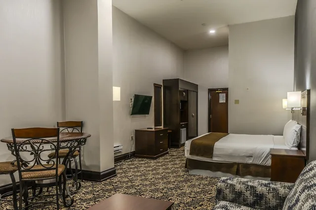 Junior Suite, King Bed, Sofa, Woodbine Hotel and Suites 3/5