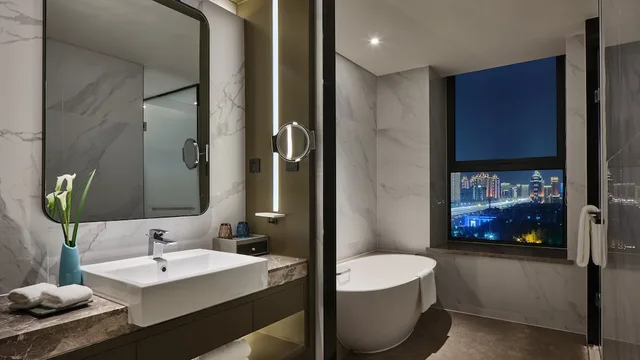Standard, King Bed, Crowne Plaza Wuhan Development Zone 5/7