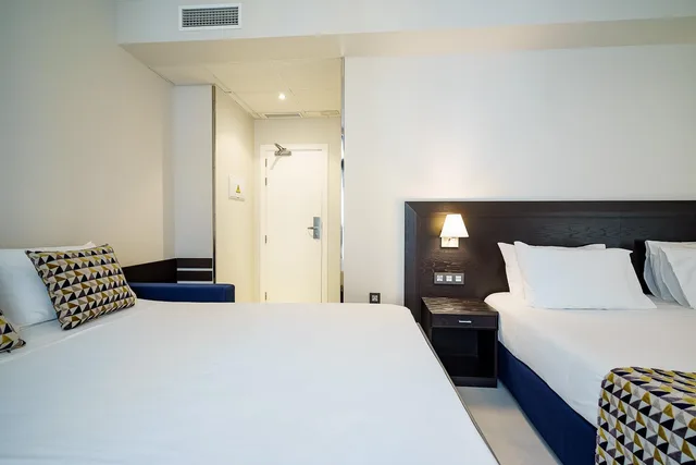 Room, Quadruple, King Bed, Dorma Malaga Museos 1/7