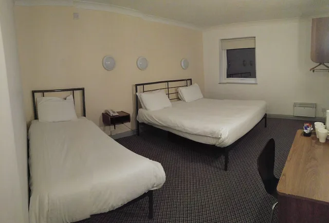 غرفة بسريرين منفصلين وسرير كينج وسرير فردي، 247Hotel.com 5/10