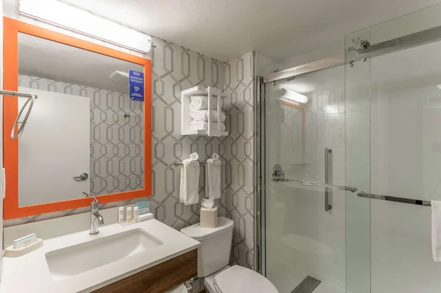غرفة بسرير كينج مع أريكة، Hampton Inn Madison East Towne Mall Area 3/3
