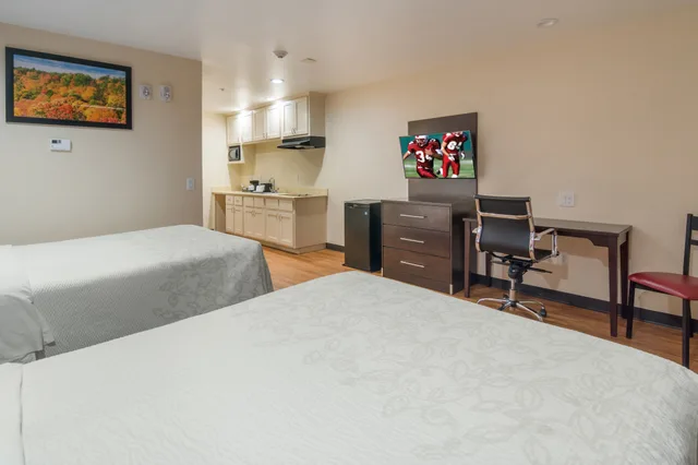 غرفة بريميوم بسريرين مزدوجين بمطبخ، Red Roof Inn Plus+ Fort Worth - Burleson 1/4