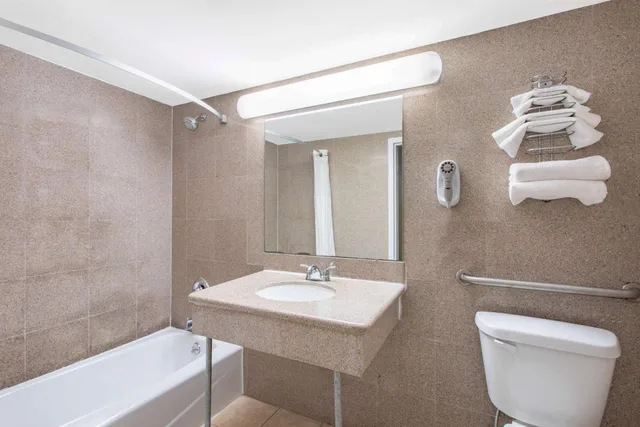 Room, Queen Bed, Bathtub, Accessible, Days Inn by Wyndham Elmsford / White Plains 6/6