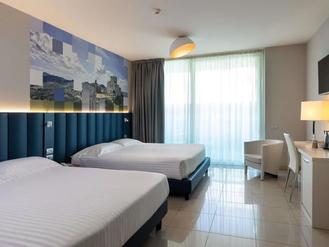 Superior, Queen Bed, Lateral Side Sea View, Sofa, Balcony، MERCURE RIMINI ARTIS 2/7