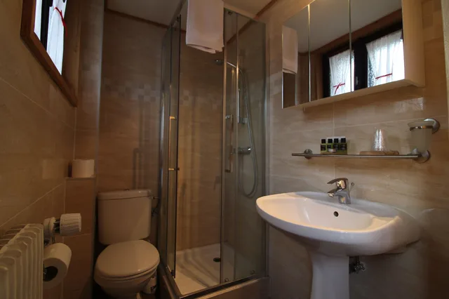 Room, Twin Beds, Bathtub, Hotel Christiania 2/2