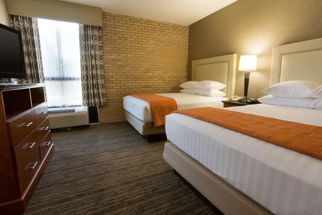 جناح بسرير كوين بغرفتين مع أريكة، Drury Inn Suites North Austin 1/4