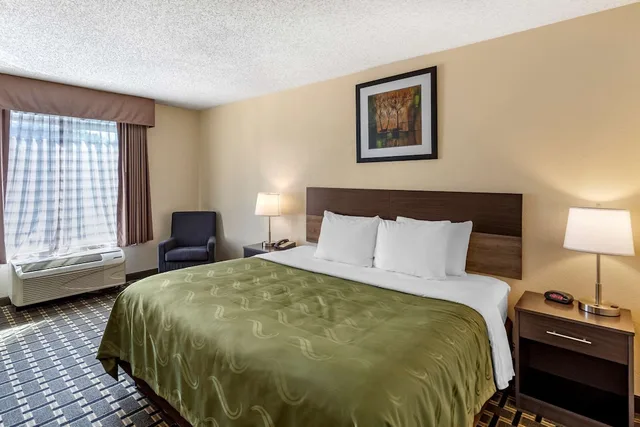 غرفة قياسية بسرير كينج للمدخنين، Quality Inn Duluth 3/7