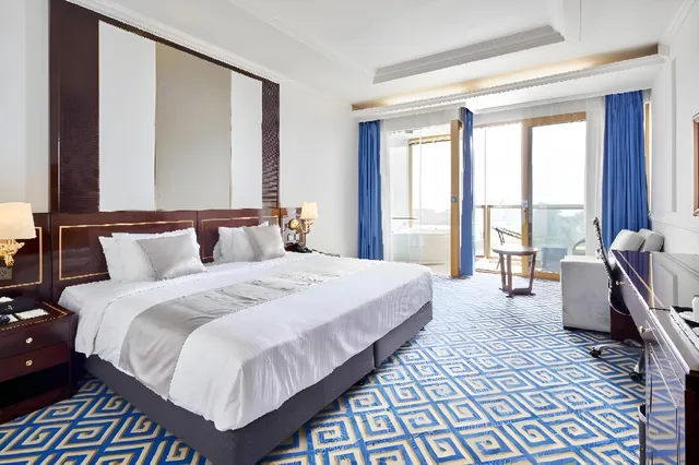 غرفة بريميير بسرير كينج بإطلالة على البحر، Goldone Hotel And Suites 2/2