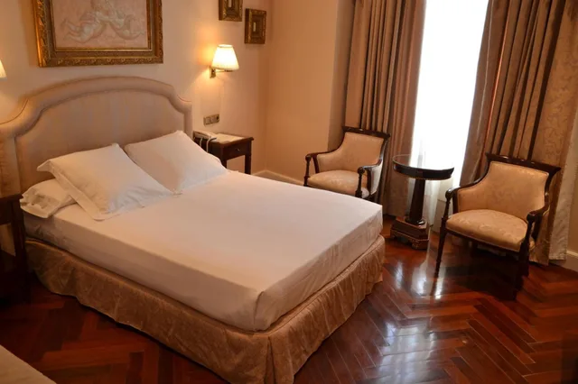 غرفة بسرير كوين، Alameda Palace 2/4