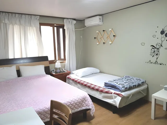 غرفة بسريرين منفصلين بحمام مشترك، Apple Tree Guest house 2/2