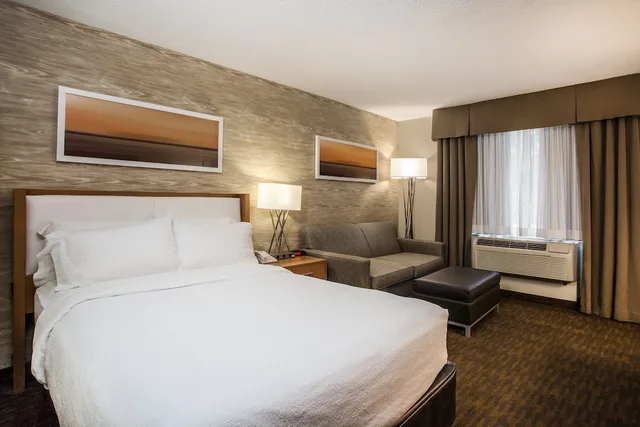 غرفة بريميوم بسرير كينج لذوي الإعاقة، Holiday Inn Saratoga Springs 1/7