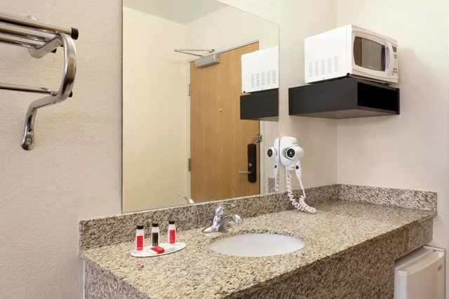 غرفة بسرير كينج، Travelodge By Wyndham Alpine 3/3