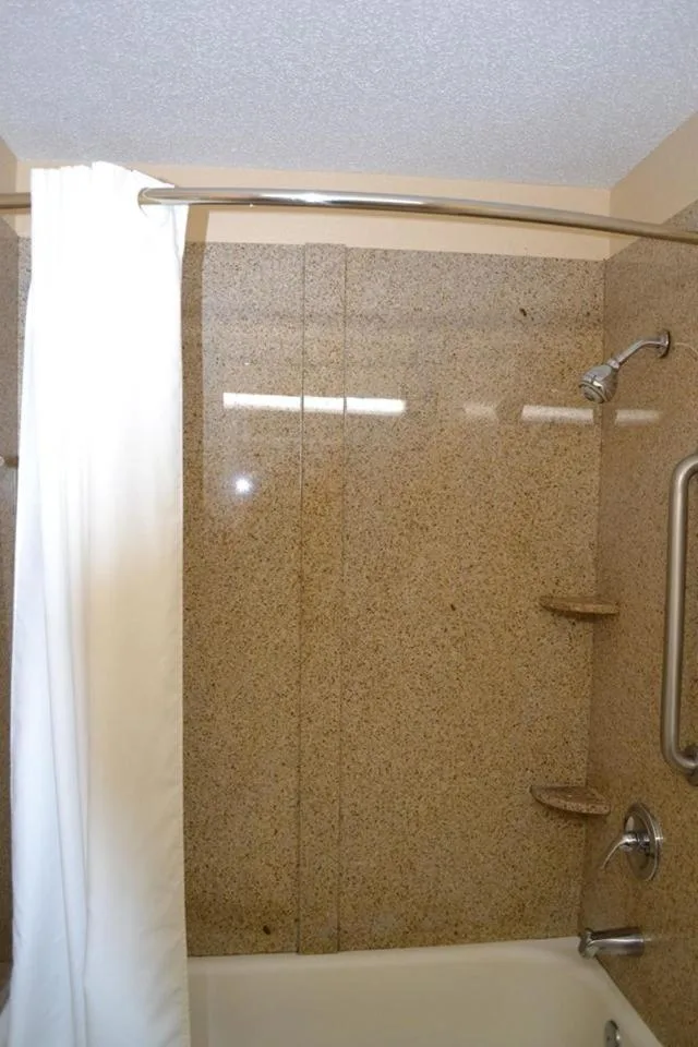 غرفة قياسية بسريرين كوين، Americas Best Value Inn Smithfield 3/3