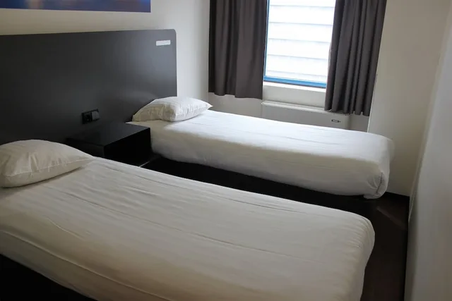 Twin Room, easyHotel The Hague City Centre 1/7