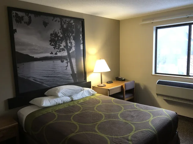 غرفة بسرير كوين لذوي الإعاقة، Super 8 by Wyndham Salmon Arm 2/5