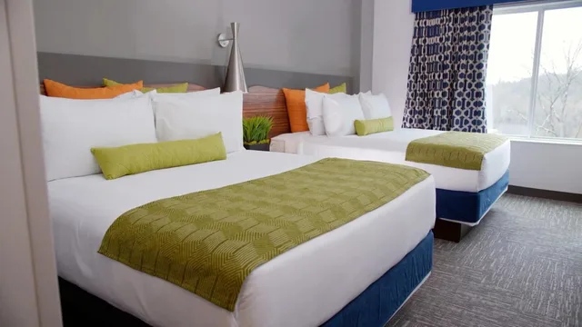 جناح بسرير كينج وسريرين كوين مع أريكة، The Kartrite Resort And Indoor Waterpark 1/5