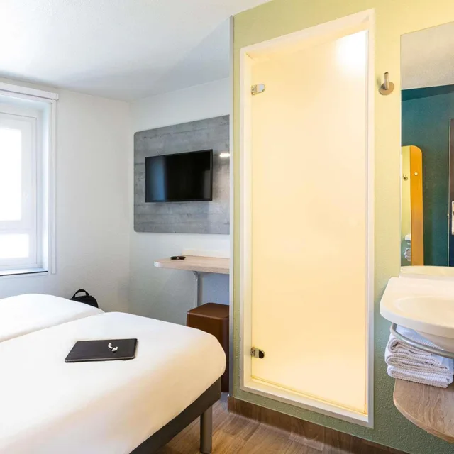 Room, Triple, Twin Beds, Bunk Bed, Ibis Budget Bordeaux Centre Gare Saint Jean 8/10