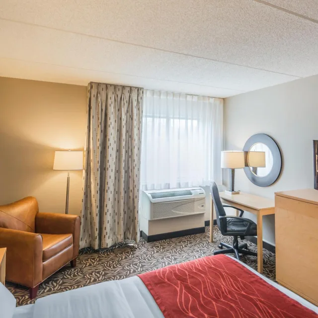 غرفة بسرير كينج بحوض جاكوزي، Comfort Inn Fairgrounds 3/3