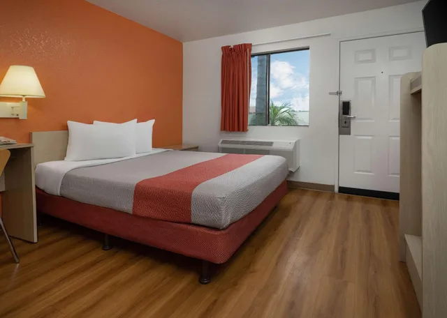 غرفة ديلوكس بسرير كوين، Motel6 Buena Park, CA - Knotts Berry Farm - Disneyland 2/4