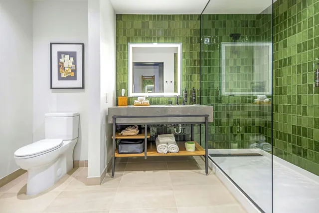 غرفة بسريرين كوين لذوي الإعاقة، The Key Hotel Dubuque, Tapestry Collection by Hilton 2/2