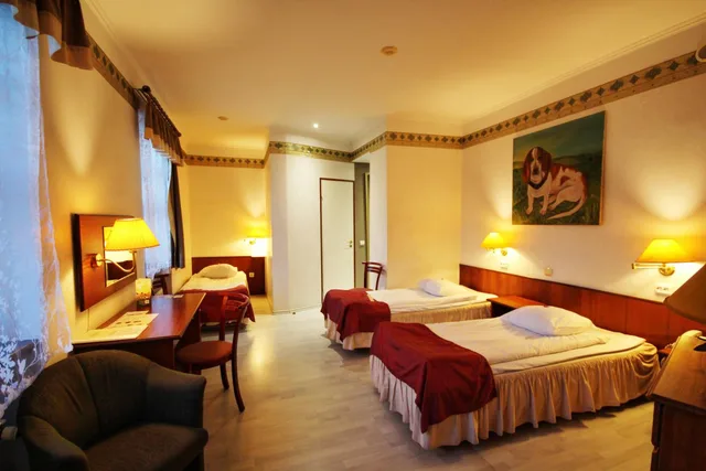 غرفة ثلاثية، Nb Hotel 2/10