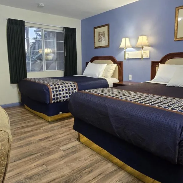 غرفة بسرير كينج وسريرين كوين، Rodeway Inn & Suites Blythe I-10, CA 8/10