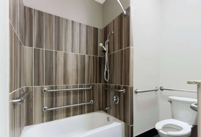 غرفة بسرير كوين لذوي الإعاقة، Super 8 by Wyndham San Antonio Near Fort Sam Houston 6/7