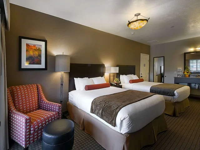 Suite, 1 King and 2 Queen Beds, Street View, Stair Access Only, Balcony, Kitchenette، Best Western Plus Canyonlands Inn 5/10
