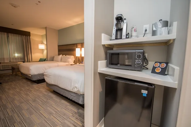 جناح بسريرين كوين مع أريكة، Holiday Inn Express & Suites Lake Charles South Casino Area 10/10