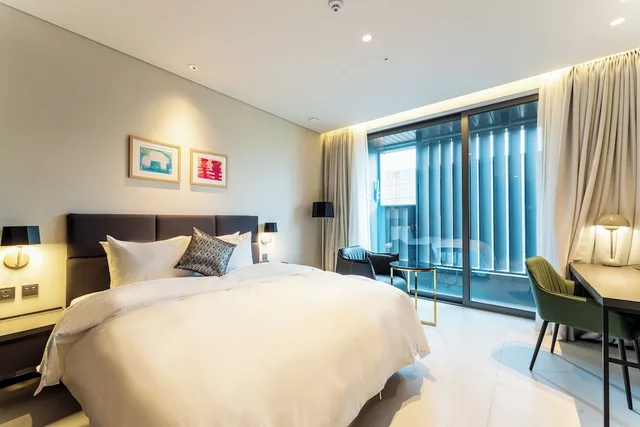 غرفة ديلوكس بسرير كينج بشرفة، Hotel SoulHada Incheon 1/6