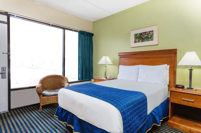 غرفة بسرير كينج بشرفة بإطلالة جزئية على البحر، Days Inn By Wyndham Virginia Beach At The Beach 1/2