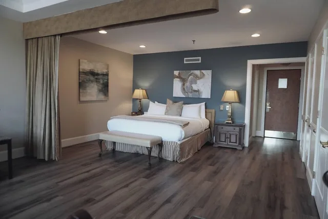 جناح سوبيريور بسرير كينج مع أريكة يُسمح فيها بالحيوانات الأليفة بحوض استحمام، Haywood Park Hotel, Ascend Hotel Collection 2/10