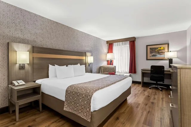 غرفة بسرير كينج بحوض استحمام لذوي الإعاقة، Best Western Moriarty Heritage Inn 3/4