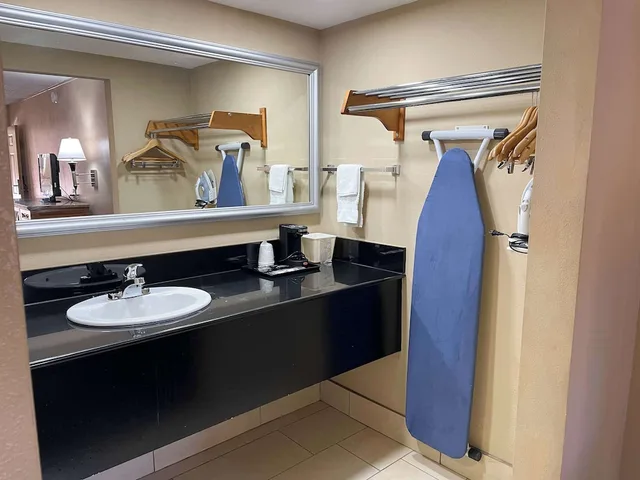 غرفة قياسية بسرير كينج للمدخنين، Studio6 Suites North Richland Hills, TX 6/6