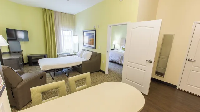 1 Bedroom, Suite, King Bed, Accessible, CANDLEWOOD SUITES OVERLAND PARK 4/4