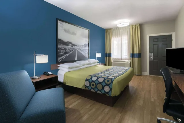 غرفة بسرير كوين لذوي الإعاقة، Super 8 by Wyndham San Antonio Near Fort Sam Houston 3/7