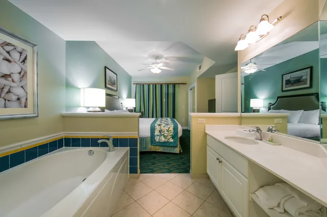 غرفة بسرير كينج وسرير كوين بغرفتي نوم، Holiday Inn Club Vacations South Beach Resort 8/10