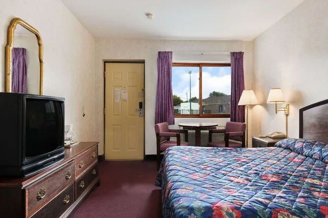 غرفة بسرير كوين، Travelodge by Wyndham Niagara Falls 4/4