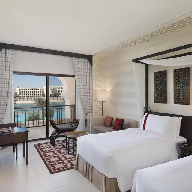 غرفة بريميوم بسريرين منفصلين بإطلالة على البحر بشرفة، Al Manara A Luxury Collection Hotel Saraya Aqaba 1/5