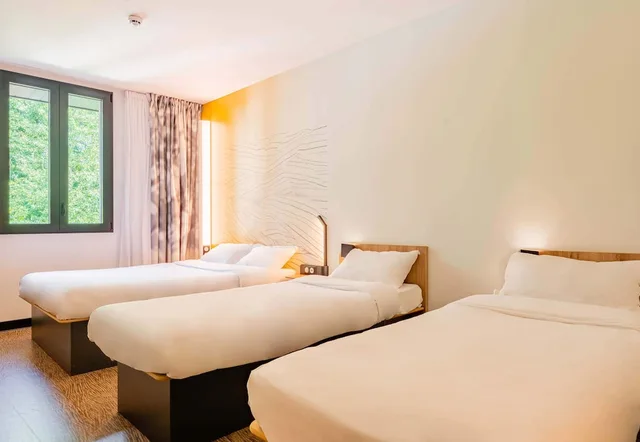 غرفة رباعية بسرير مزدوج وسريرين منفصلين، B&B Hotel Le Touquet 1/5