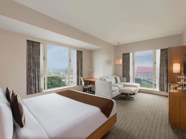 جناح ديلوكس بسرير كينج، Novotel Lucknow Gomti Nagar 2/7