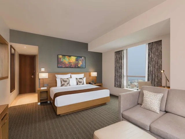 جناح ديلوكس بسرير كينج، Novotel Lucknow Gomti Nagar 1/7