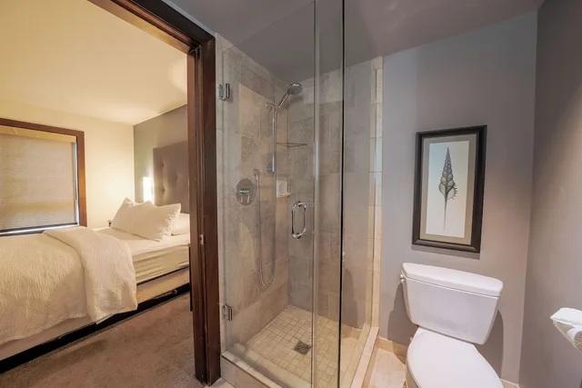 جناح بسريرين كوين بغرفتي نوم مع أريكة، Sunrise Ridge Waterfront Resort 10/10