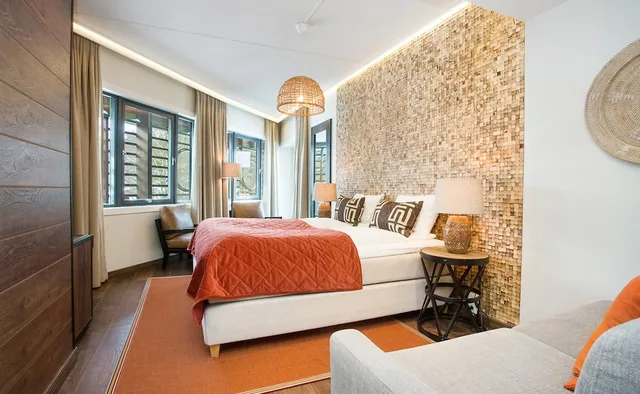 غرفة بسرير كوين بشرفة مع أريكة، Dyreparken Safarihotell 7/10