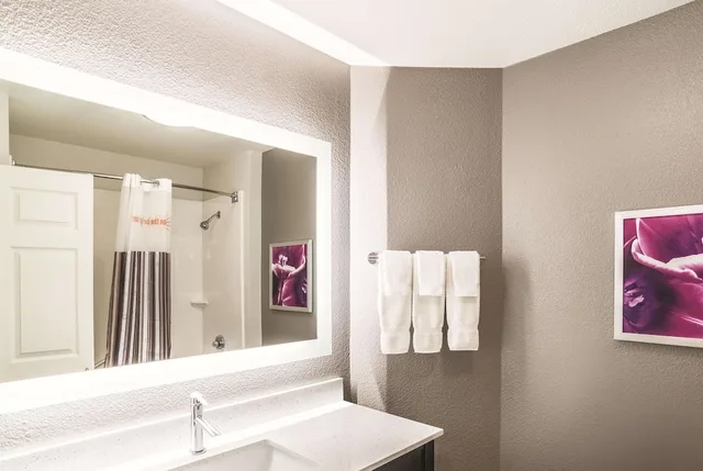 جناح بسرير كينج لذوي الإعاقة، La Quinta Inn & Suites by Wyndham Flagstaff 7/9