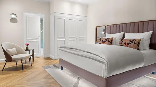 جناح بشرفة، Hotel Bristol Berlin 2/7