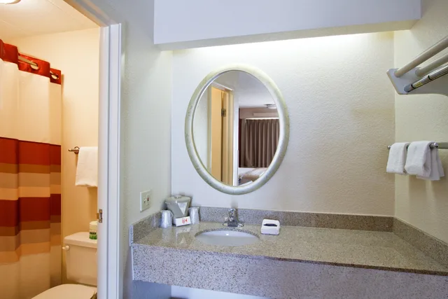 غرفة قياسية بسرير كينج، Red Roof Inn Florence - Civic Center 6/6