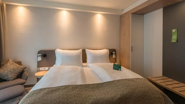 غرفة قياسية بسرير كينج وسرير كوين، Holiday Inn Hamburg Berliner Tor 8/10